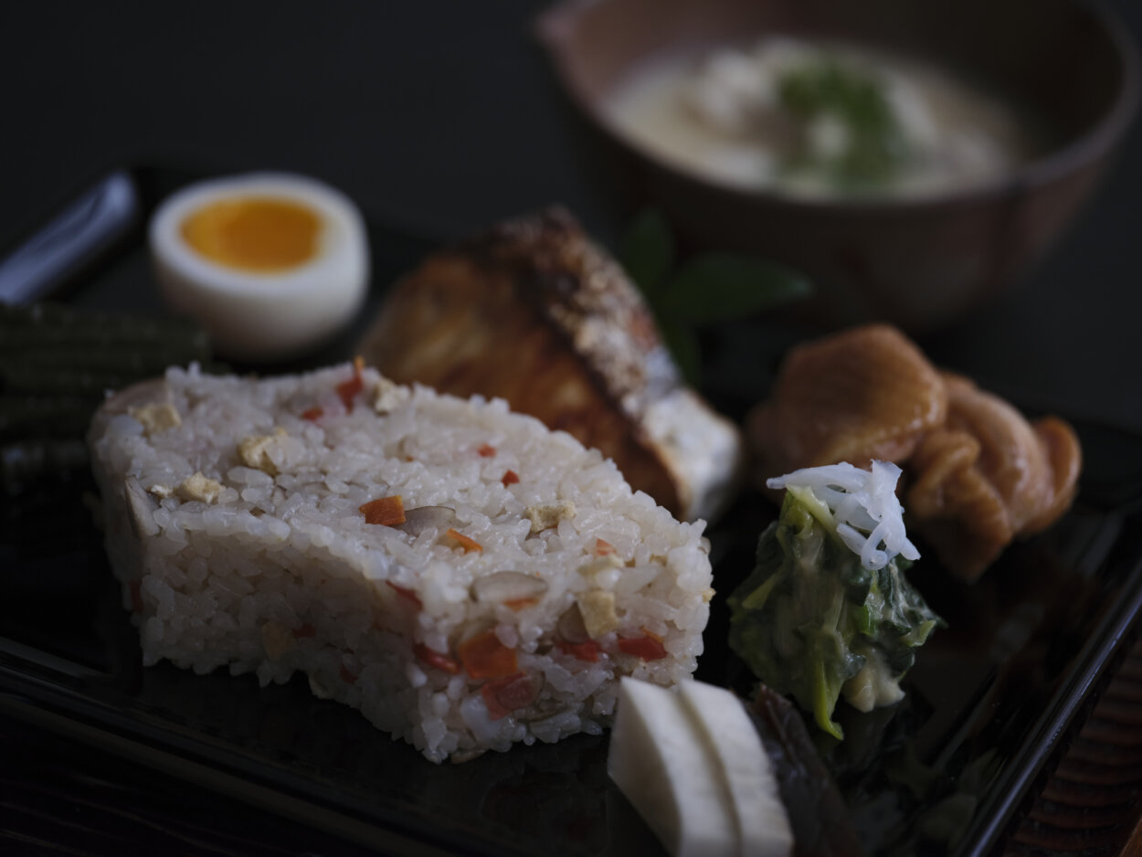 「利久辨當」（2700円税込）は、かやくご飯と肴５種のお膳に汁物が付く看板メニュー