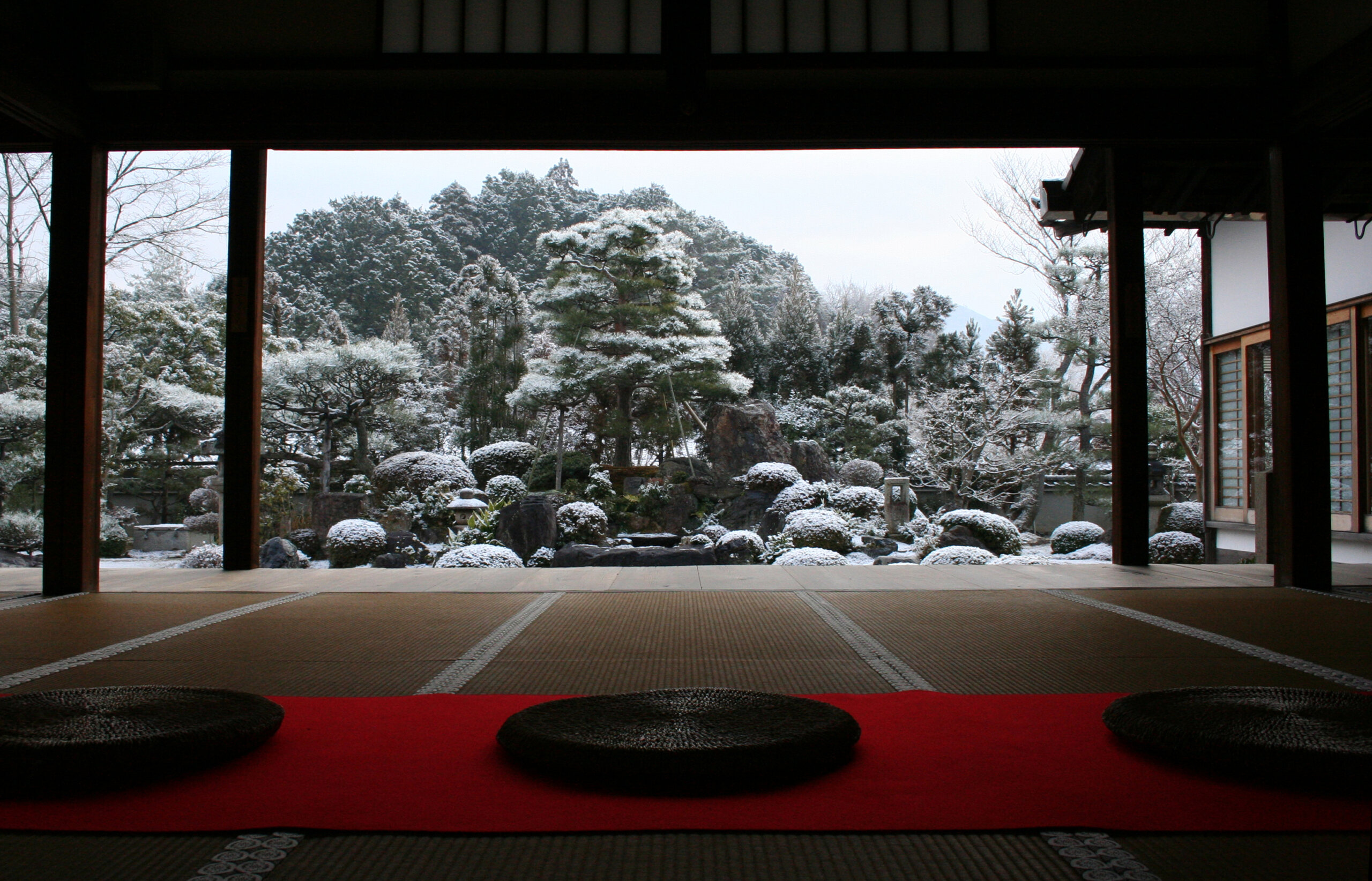 京都市の北に位置し、市内より気温も低い岩倉の地。雪化粧で陰翳をつけた「雪の庭」の静謐さは圧巻だ。庭に雪がない時でも、冠雪の比叡山のから流れる水脈を感じさせる枯滝が美しい