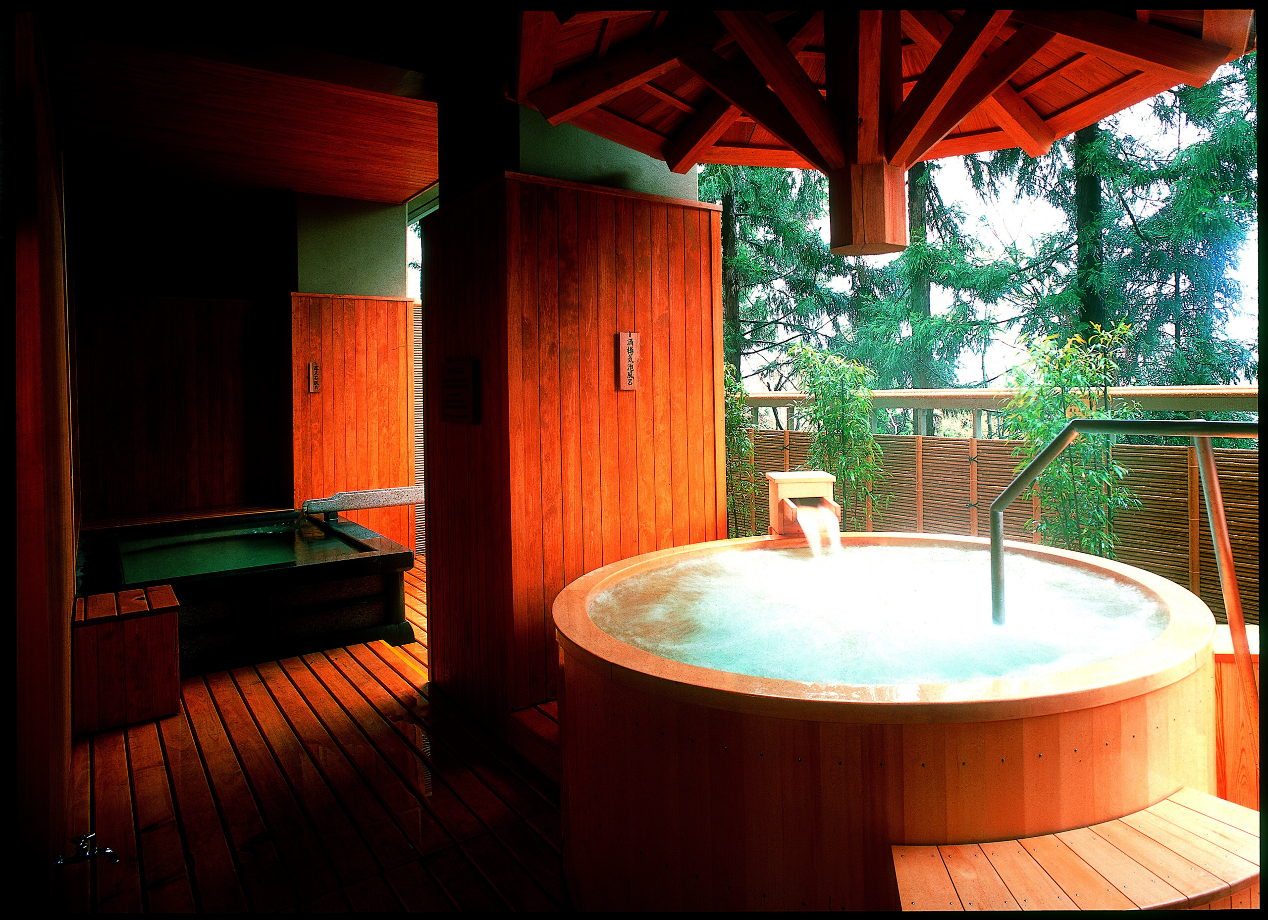 『飛騨・高山温泉 宝生閣』女性用大浴場にも2つの露天風呂がある。