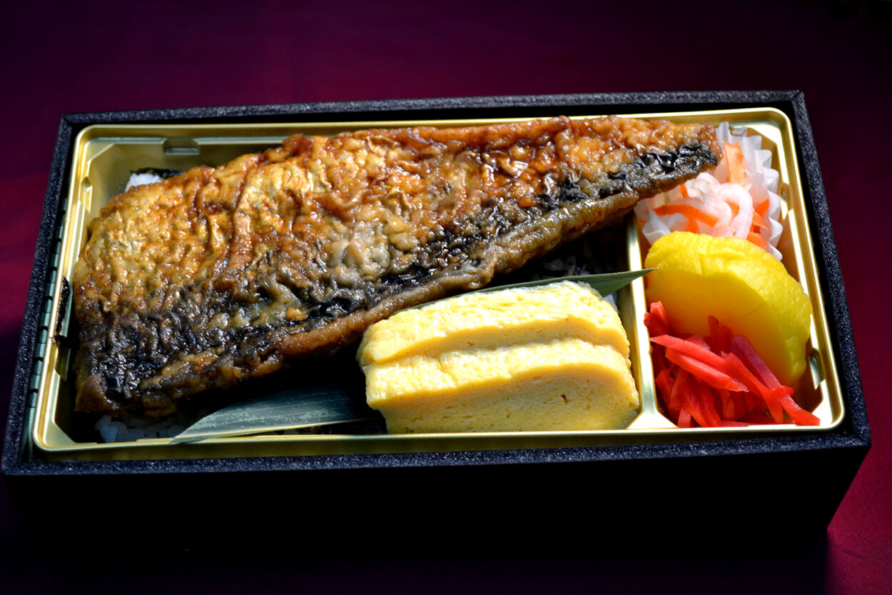 「さば重」。広島県世羅産こしひかりに、さばのソース竜田をのせたお弁当