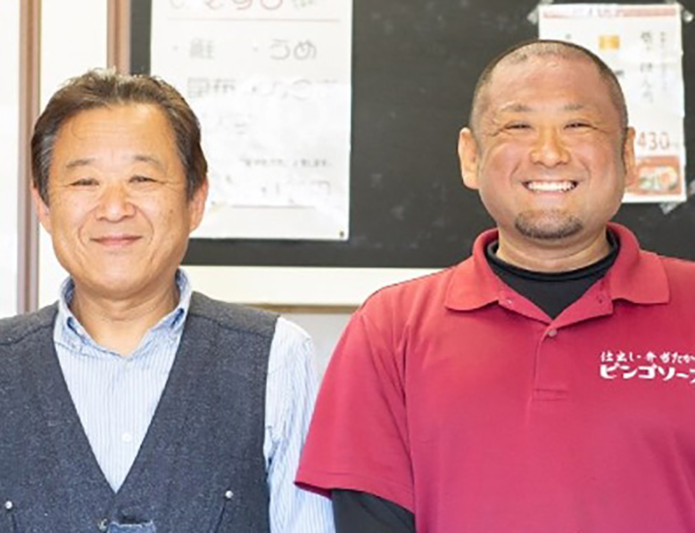 たかの専務・高野憲治さん（左）と社長である父・敏幸さん。もとはドラマーとして音楽活動を行っていた高野さんは、地元で野外音楽イベントなども手掛ける