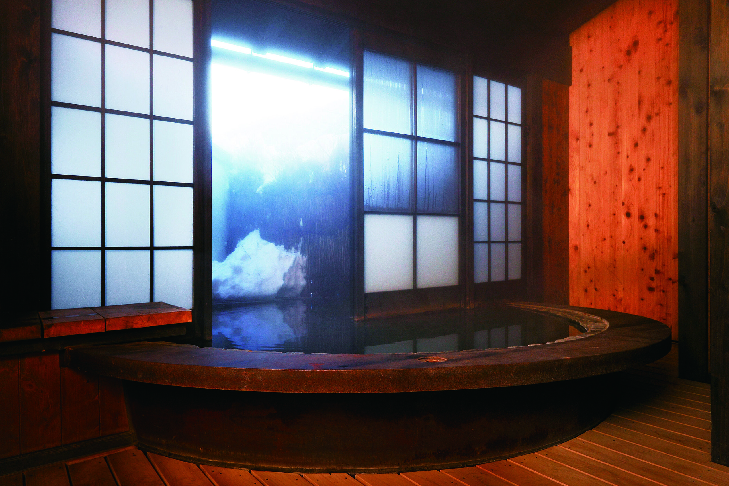 『岡田旅館 和楽亭』貸切風呂「薬師の湯」。冬季は雪見風呂を楽しめることも。
