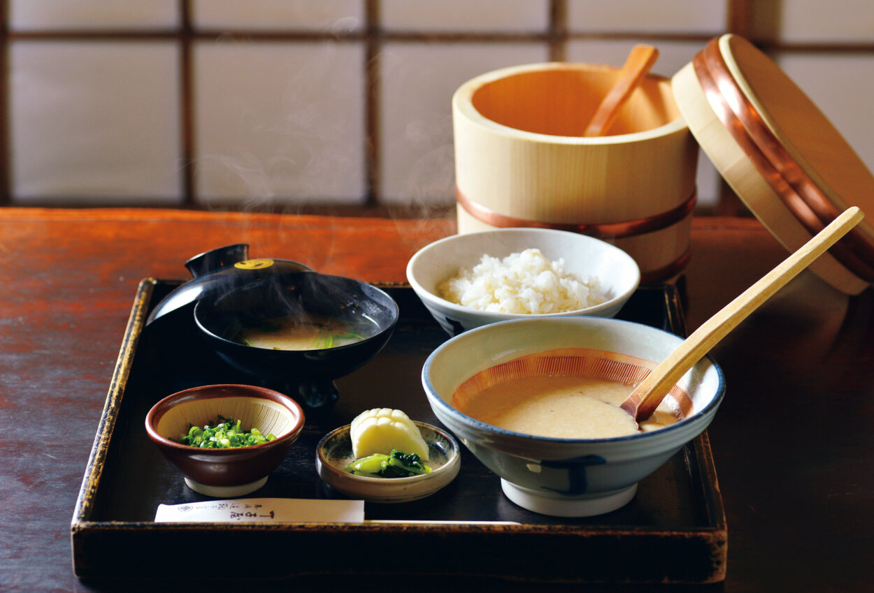 とろろ汁に使う味噌は、北海道産高級大豆「つるむすめ」を使用した自家製。他にマグロの煮汁やかつおダシの味噌汁を加えて、味をととのえる。ご飯は麦飯を提供