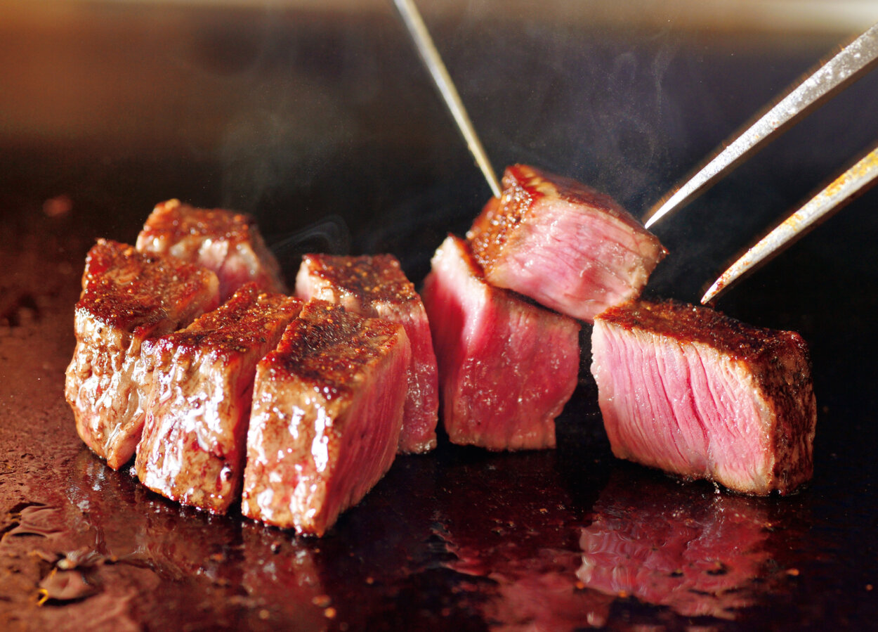 和牛ステーキコース ヒレ+赤身各100g（12100円）。大山黒牛のヒレ肉。鉄板で表面を焼いてからオーブンに入れ、取り出して休ませて、を数度繰り返して仕上げる
