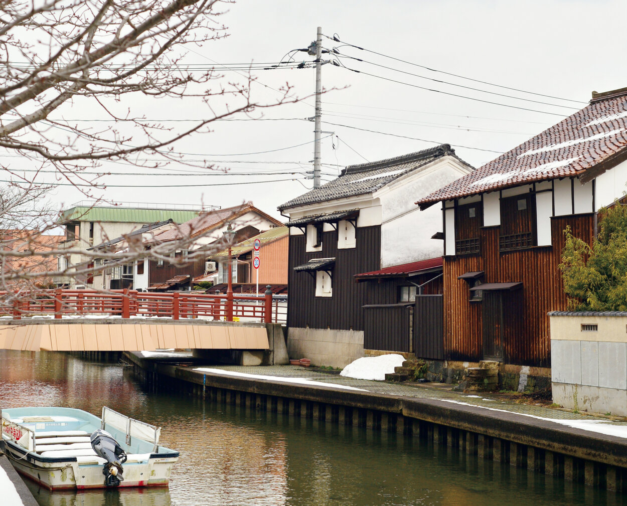 城下町の面影をとどめる加茂川沿いの白壁土蔵。土蔵の石段は川から荷を運ぶためのもので、あたりには趣ある桜並木が続いている