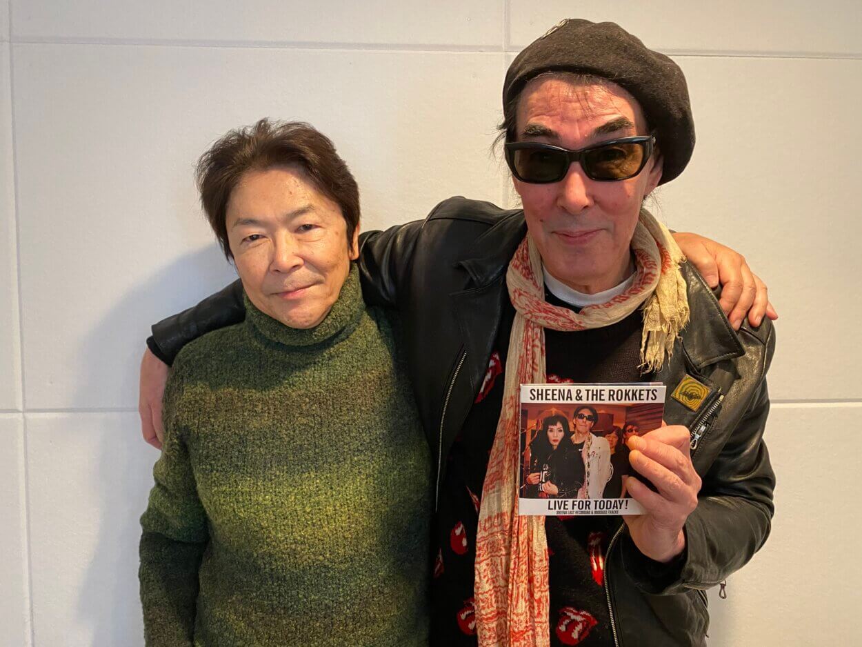 鮎川誠（右）と筆者・岩田由記夫。ラジオ収録の際のインタビューで記念撮影。2019年12月、東京都内のスタジオで