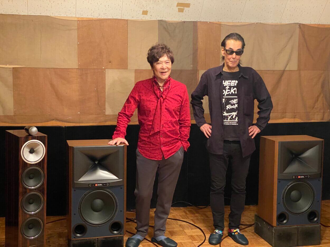 鮎川誠（右）と筆者・岩田由記夫 。2022年6月、東京都内の音楽之友社の視聴室で
