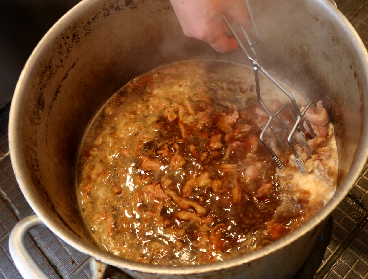 タレには、せせらぎポークと黒豚を成形する際に出た端肉たちを投入。端肉は1時間ほどタレの中で煮込んで旨みとコクをじっくりと足している