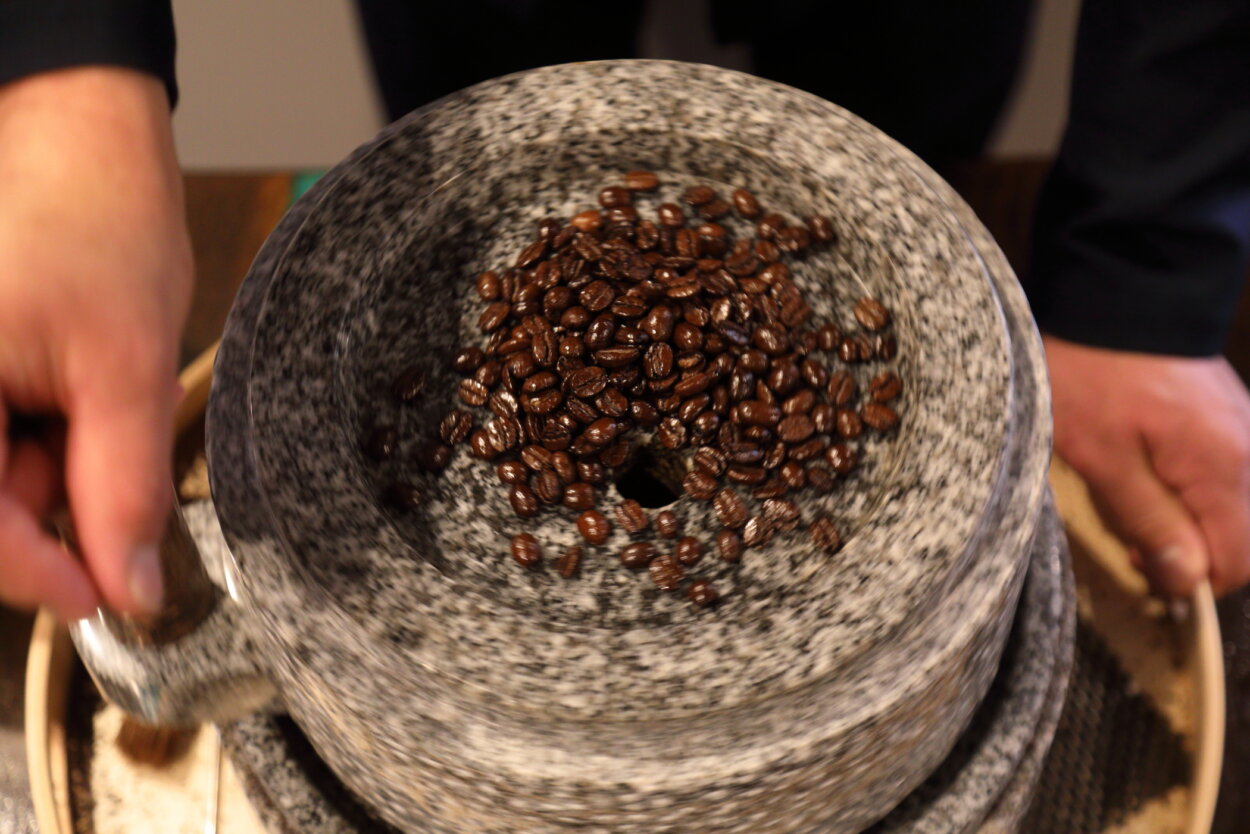 注文が入ると、石臼でコーヒー豆を挽く