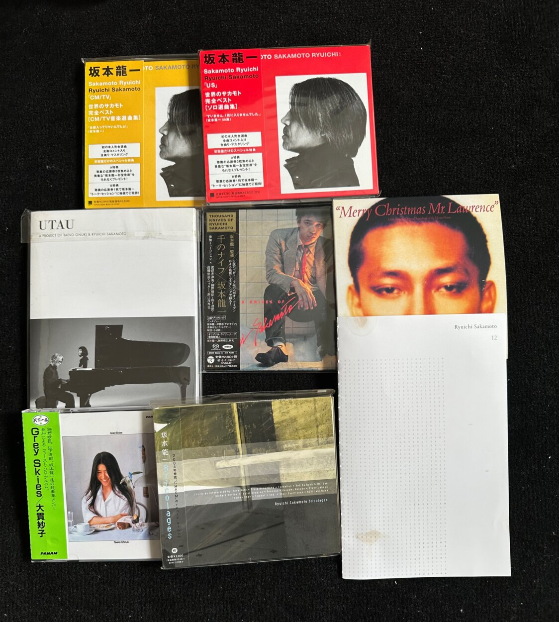 坂本龍一の名盤の数々と、坂本龍一もアレンジで参加した大貫妙子のデビュー・アルバム『Grey Skies』（1976年）、坂本龍一と大貫妙子が共同制作したアルバム『UTAU』（2010年）