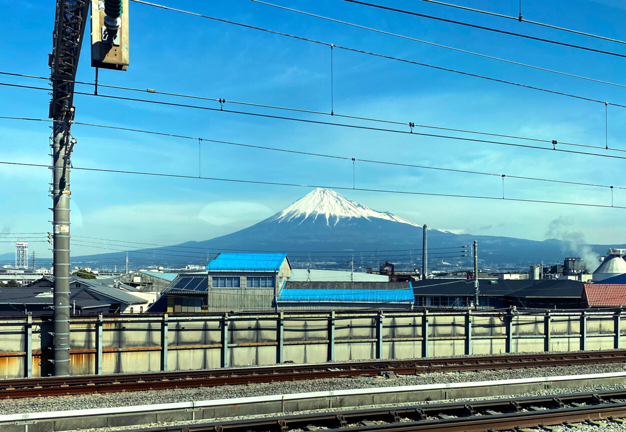 沼津から静岡方面への移動中、富士山を見ながら