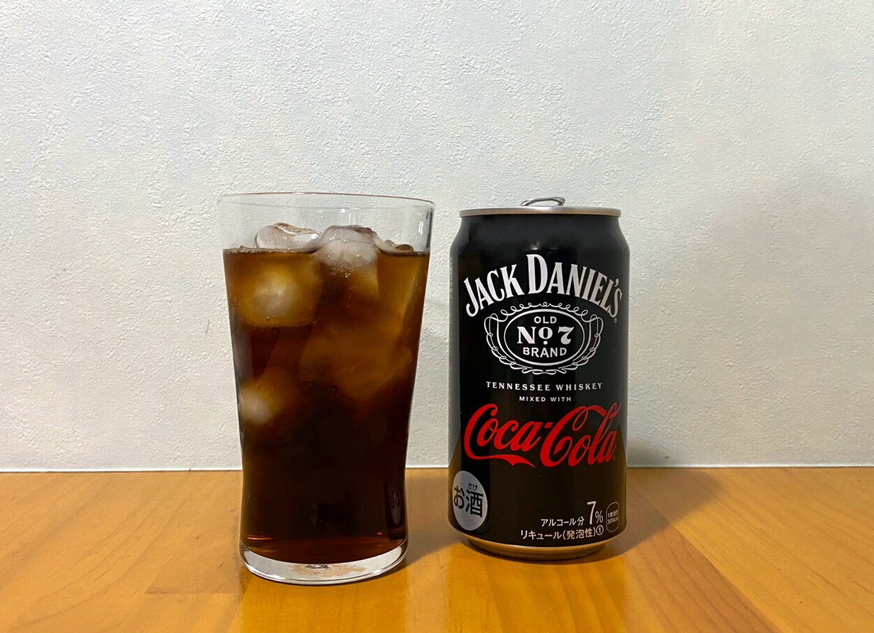 「ジャックダニエル&コカ・コーラ」をグラスに注ぎました！　いただきます