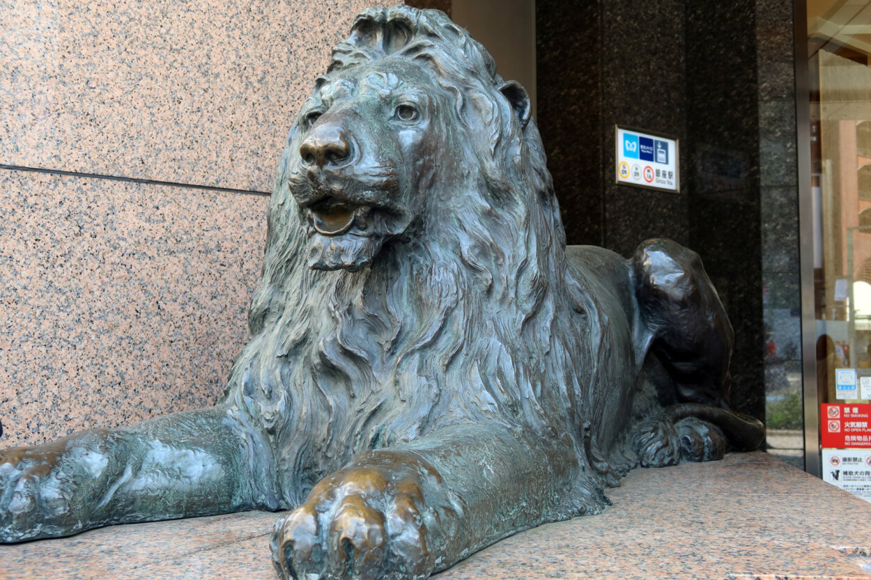 シンボルのライオン像