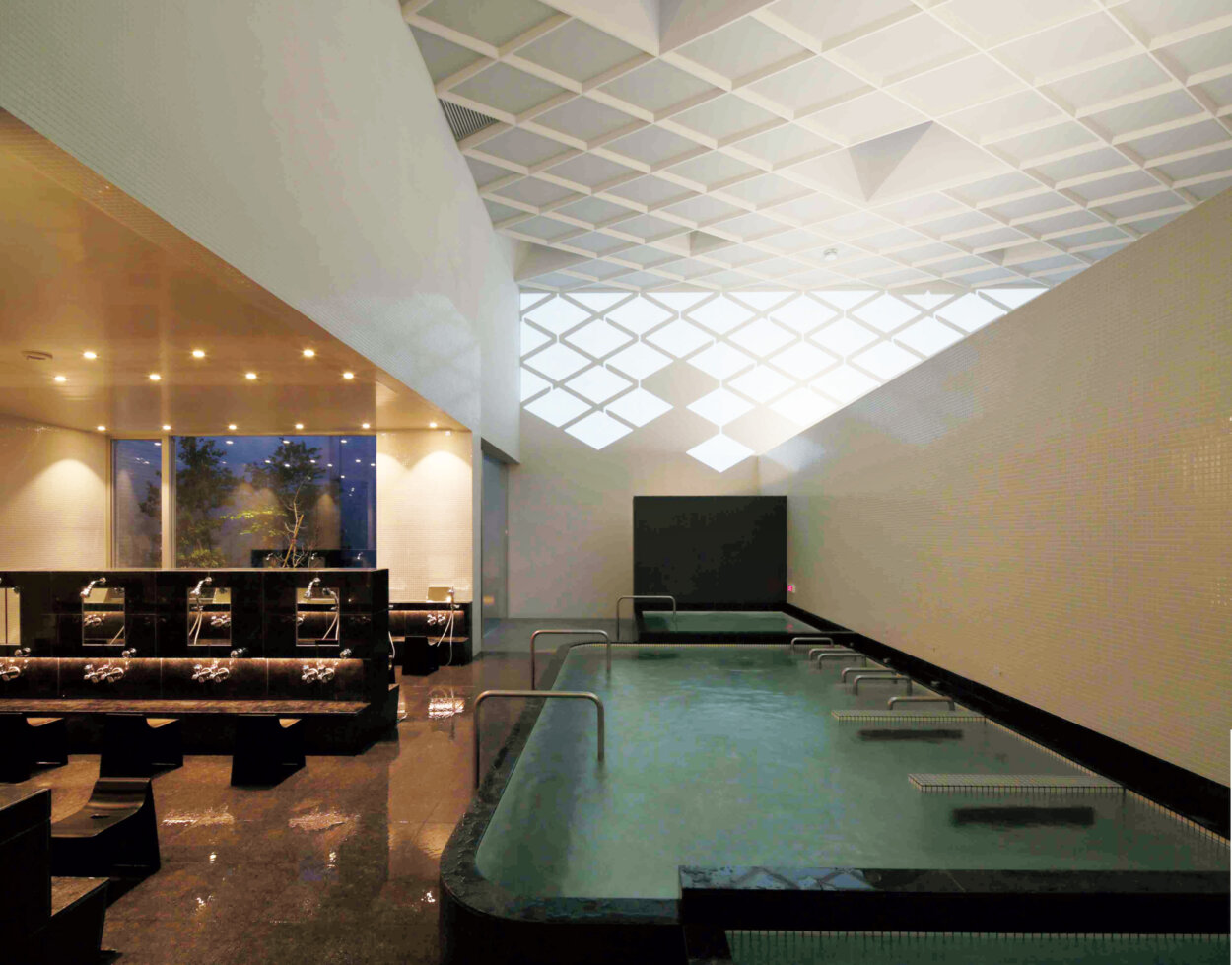 東京・桜台の『久松湯』。浴場では、日没から閉店までの間に光の演出が数回ある。時間は日によって変わる。パターンは4種類