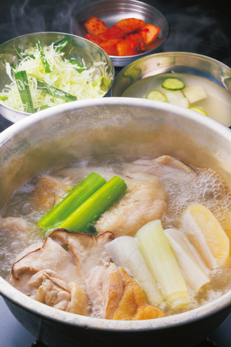 ドラム缶テーブルで楽しむ本場の韓国料理 東京駅“駅ナカ”『韓国酒場