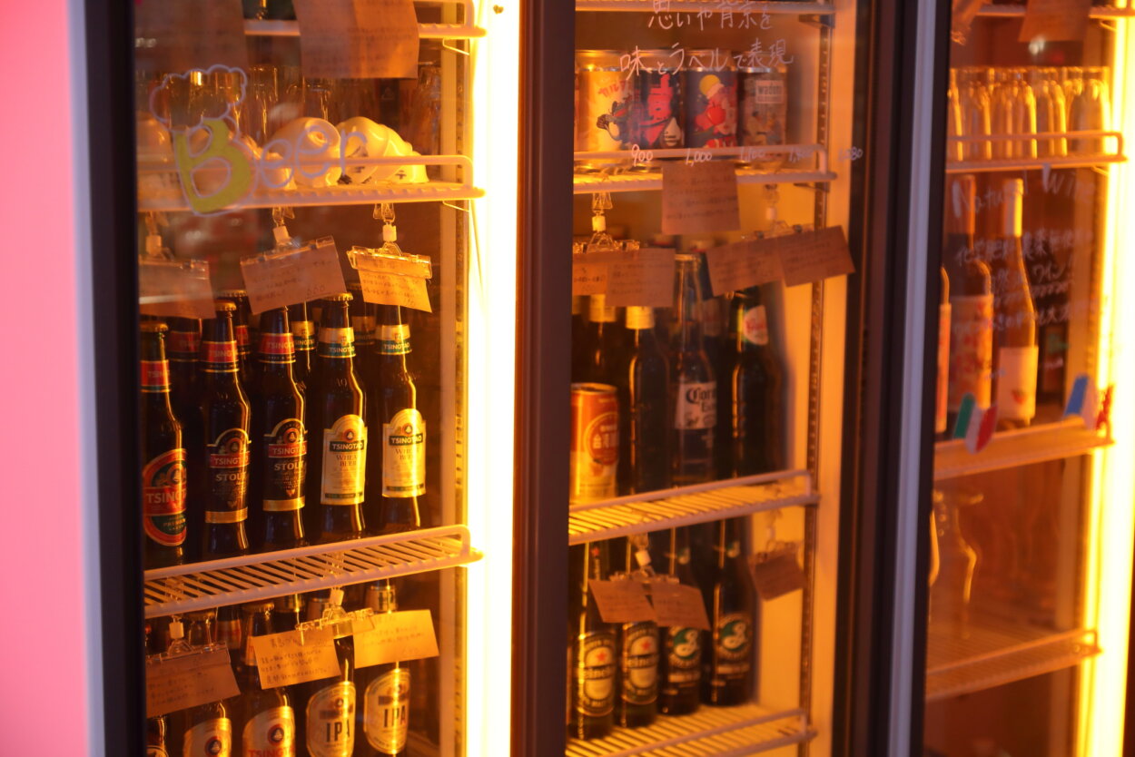 いろいろなジャンルのお酒が並んだ冷蔵ケースは、見ているだけでも楽しい。客はここから自由に選べる