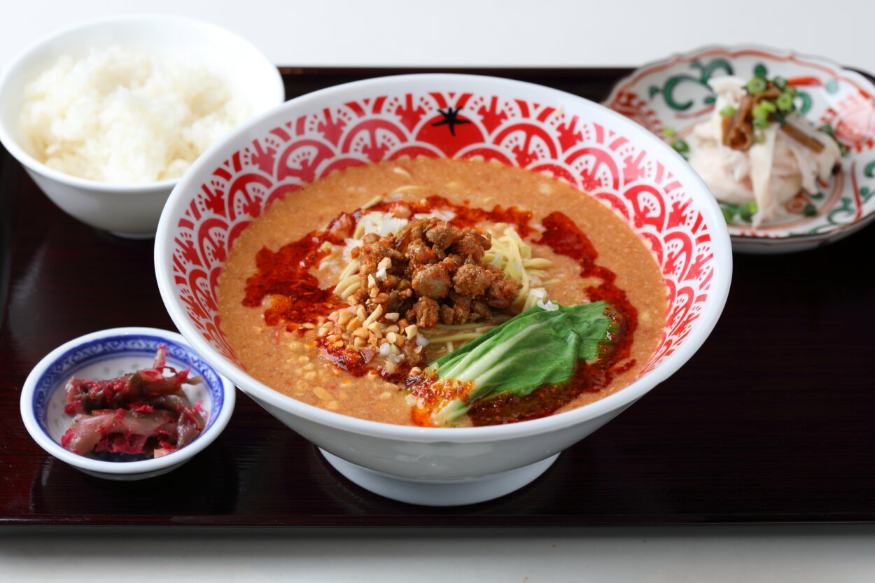 ランチのひとつ「トマト担々麺定食」（1100円）。トマトの梅煮が、担々麺をさらにおいしくさせる