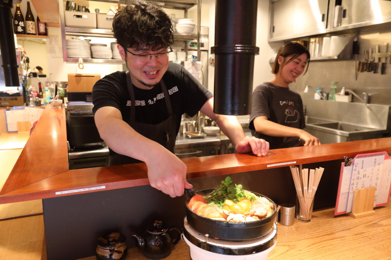 鳥すき焼きを作ってくれた店長の橋本正太さん。味付けはいろいろ試したそうで、濃すぎず、薄すぎず、鶏と野菜のおいしさが味わえる仕上がりになっている