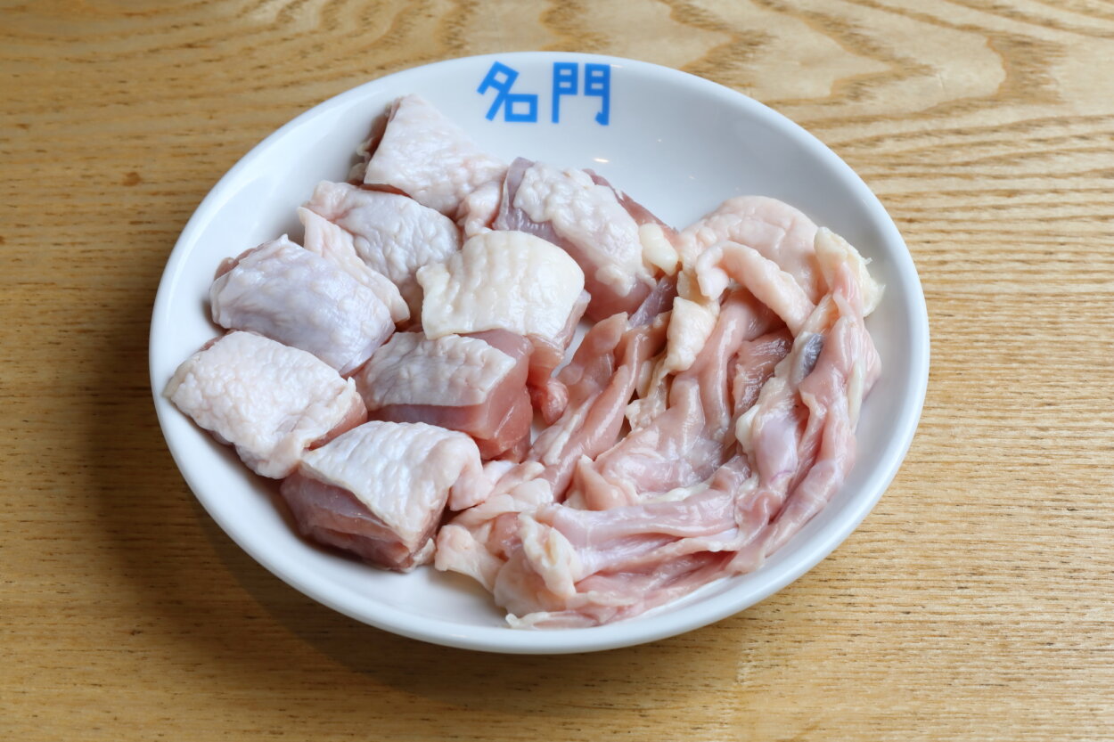 愛媛県から取り寄せているという「ひめっこ地鶏」（1280円）。この時は、ハラミがあったので、それも入っている