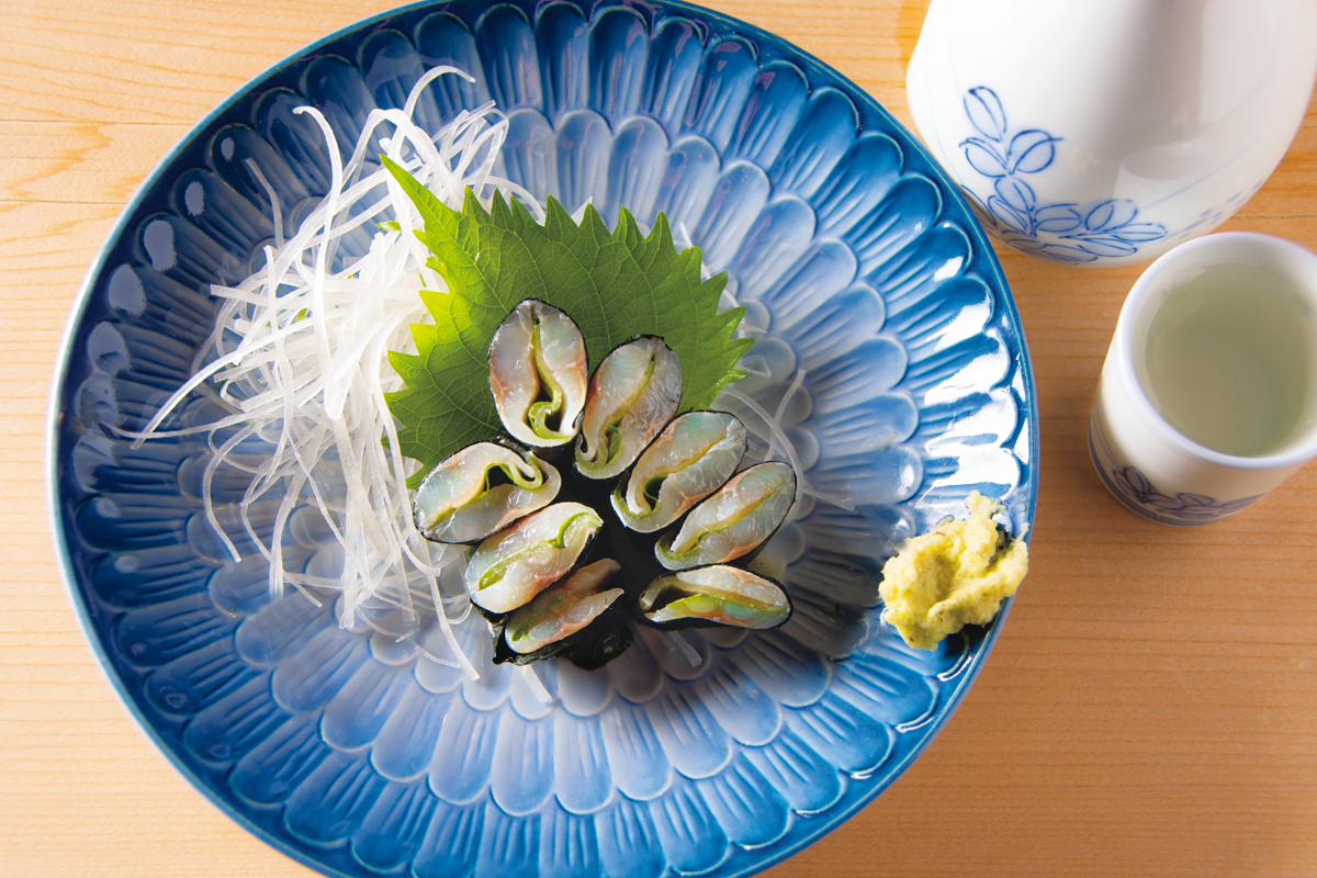 『健寿司』小肌のつまみ　800円　キリッと〆た小肌にガリと大葉を挟んだ粋なつまみ