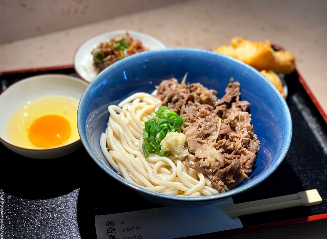 玄米粉を使用したグルテンフリーの立ち食いうどん店を原宿で発見！　独特の食感に衝撃