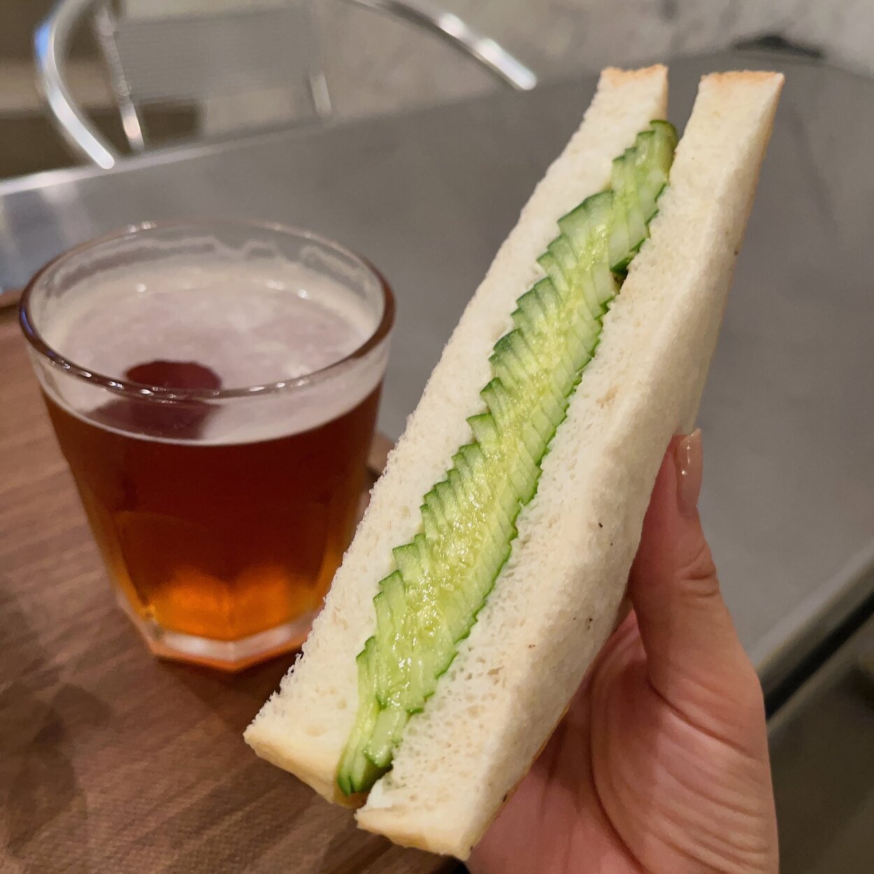 きゅうりのサンドイッチ。きゅうりとバターが好相性でビールにぴったり