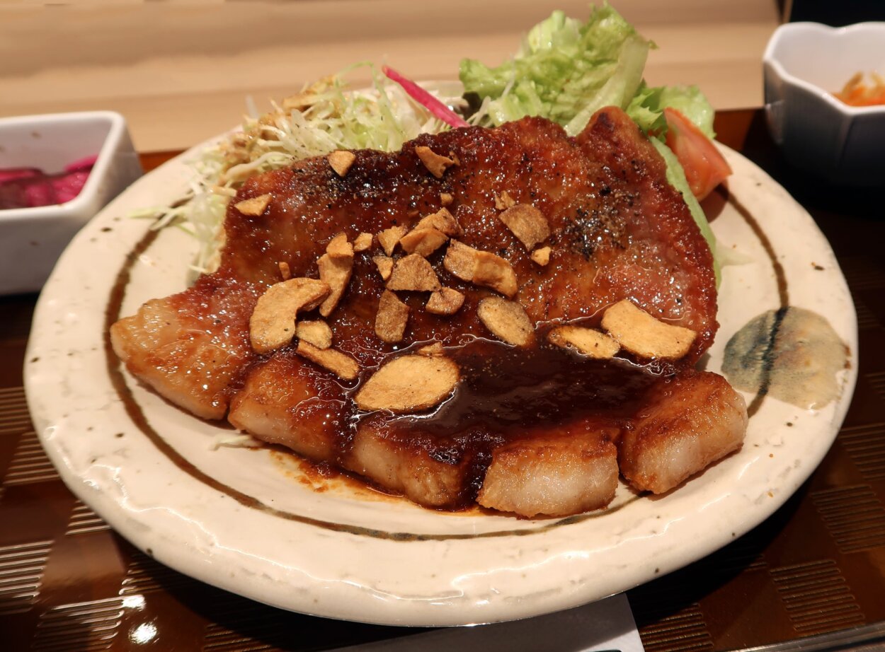 「とんてき定食」（1200円）。ご飯、みそ汁、漬物、小鉢がつく。立ち上る香りだけで白飯が進みそう