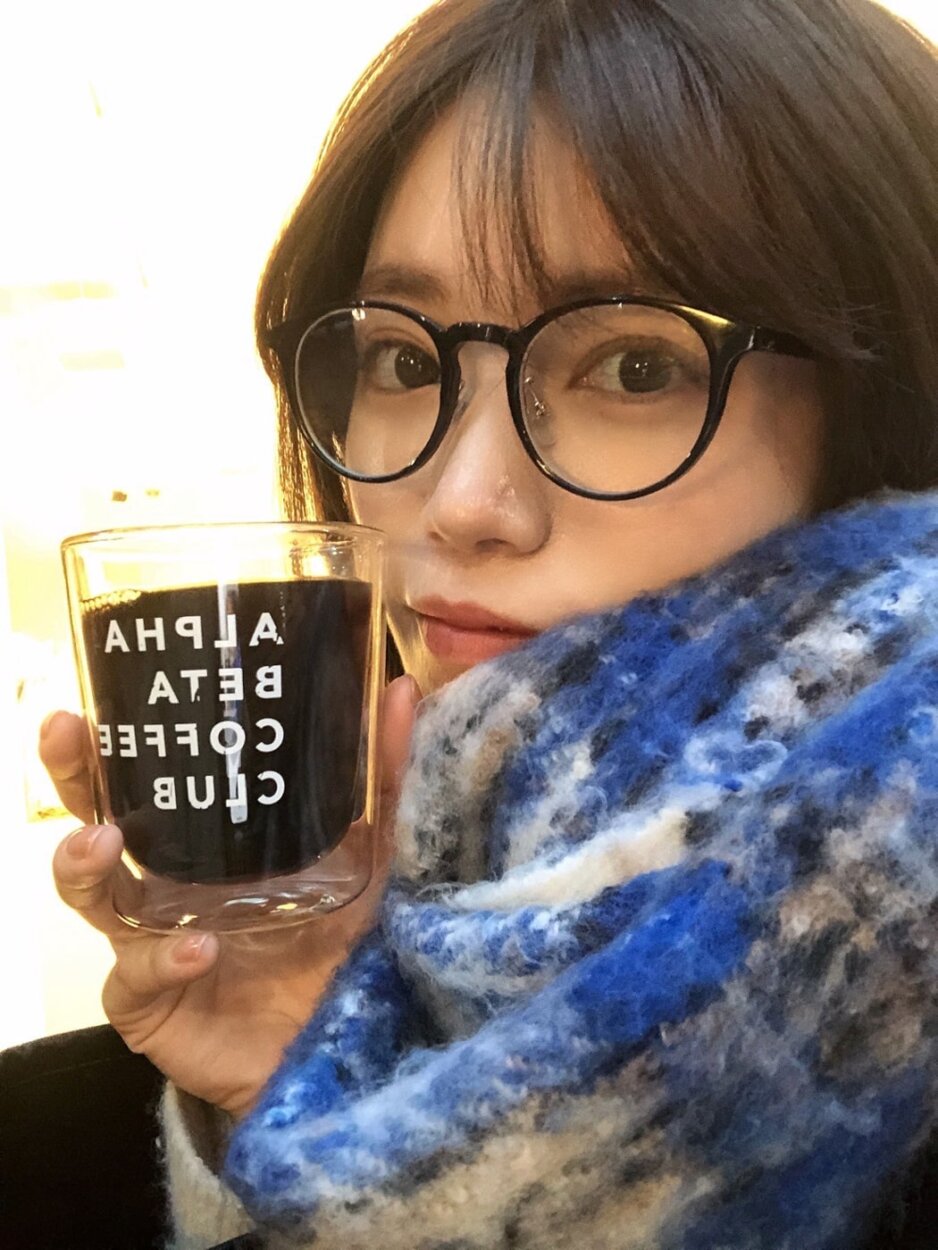 クリスマスツリーが思い浮かぶ味!?聖夜の時期に飲みたい一杯をコーヒー好き女優・美山加恋がセレクト