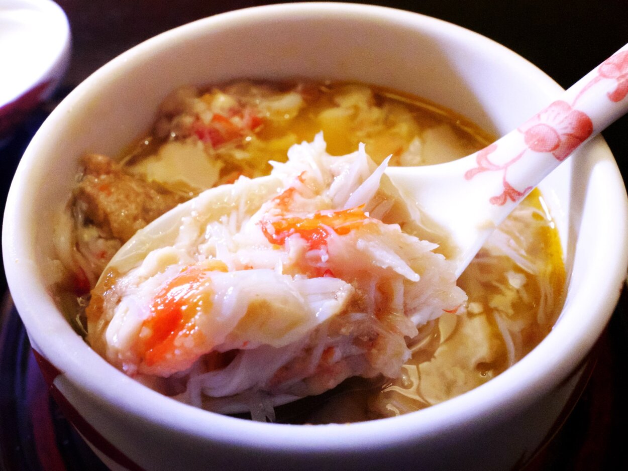 「ずわい蟹スープ蒸 蟹しんじょ 蟹餡　生姜」。匙ですくえば、そこはカニの大量盛りである