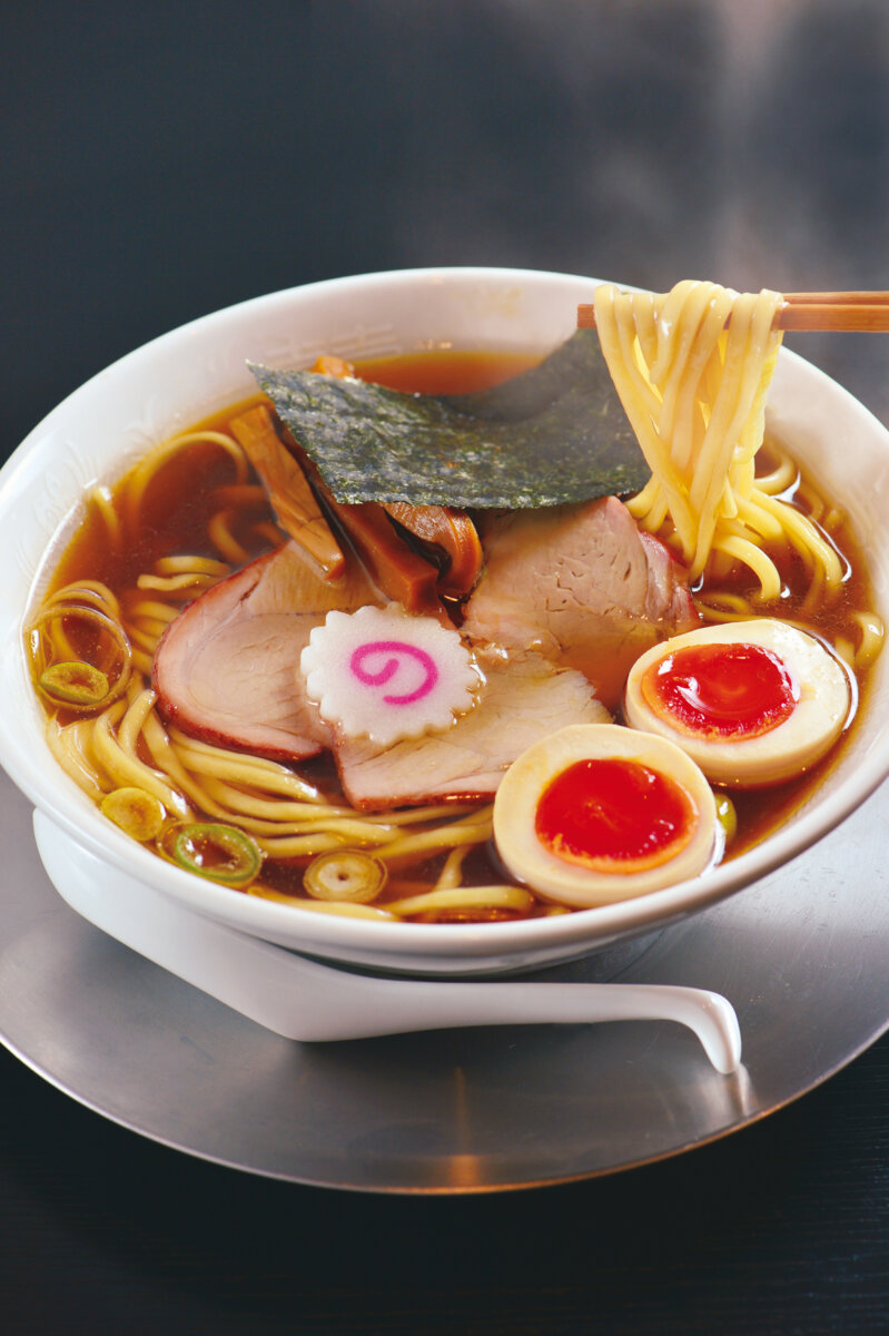 今食べるべき」最新の醤油ラーメン！素材にこだわる淡麗系からほっこりご当地系まで | グルメ情報誌「おとなの週末Web」