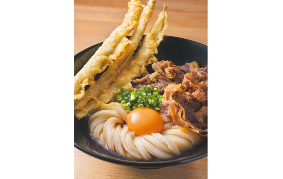 うどんアーティスト・小野さん独自の手法“両栄麺”を求めて大行列！進化