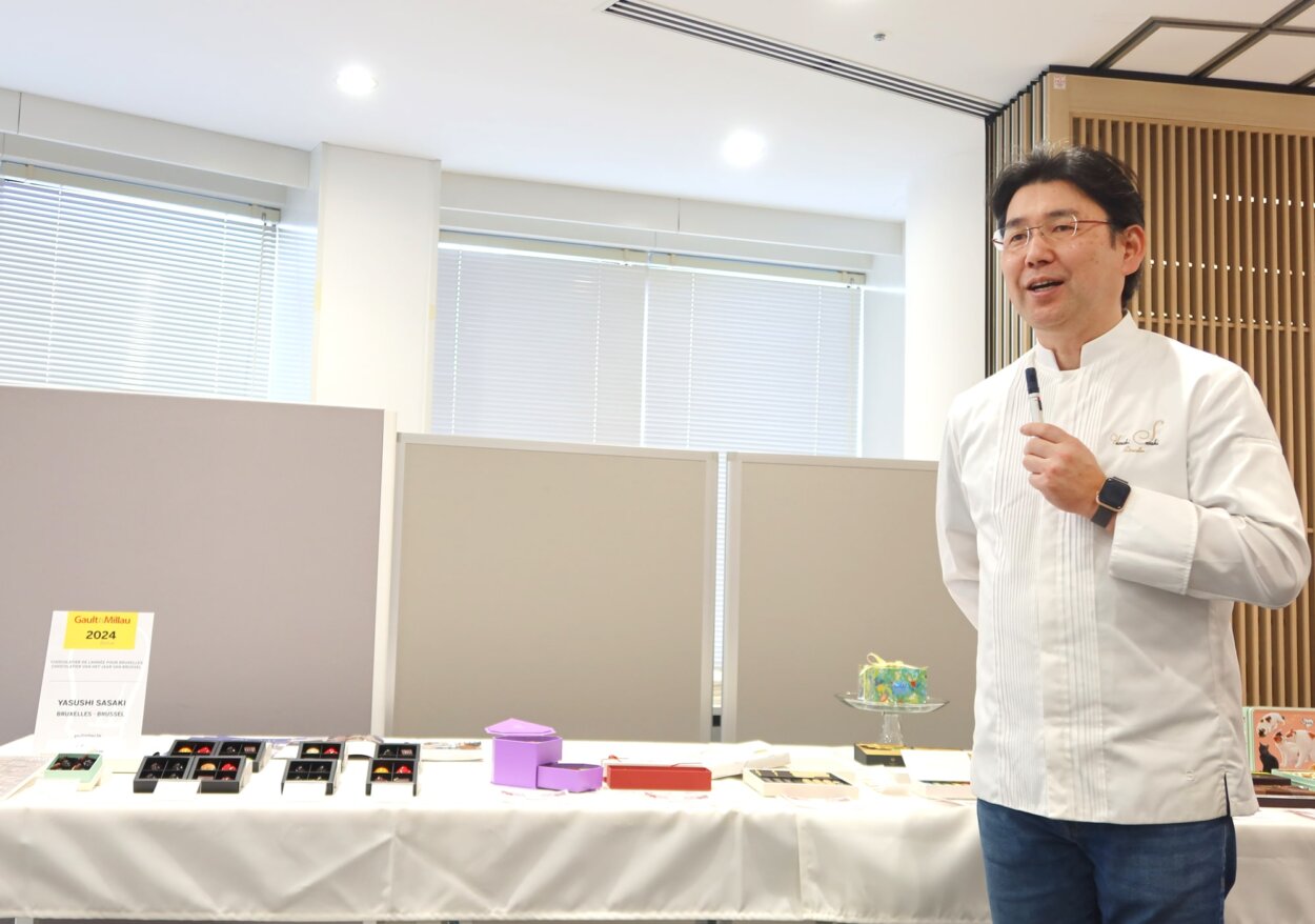 日本橋三越本店限定で販売される『ヤスシ ササキ』のチョコレートたちを説明する佐々木さん