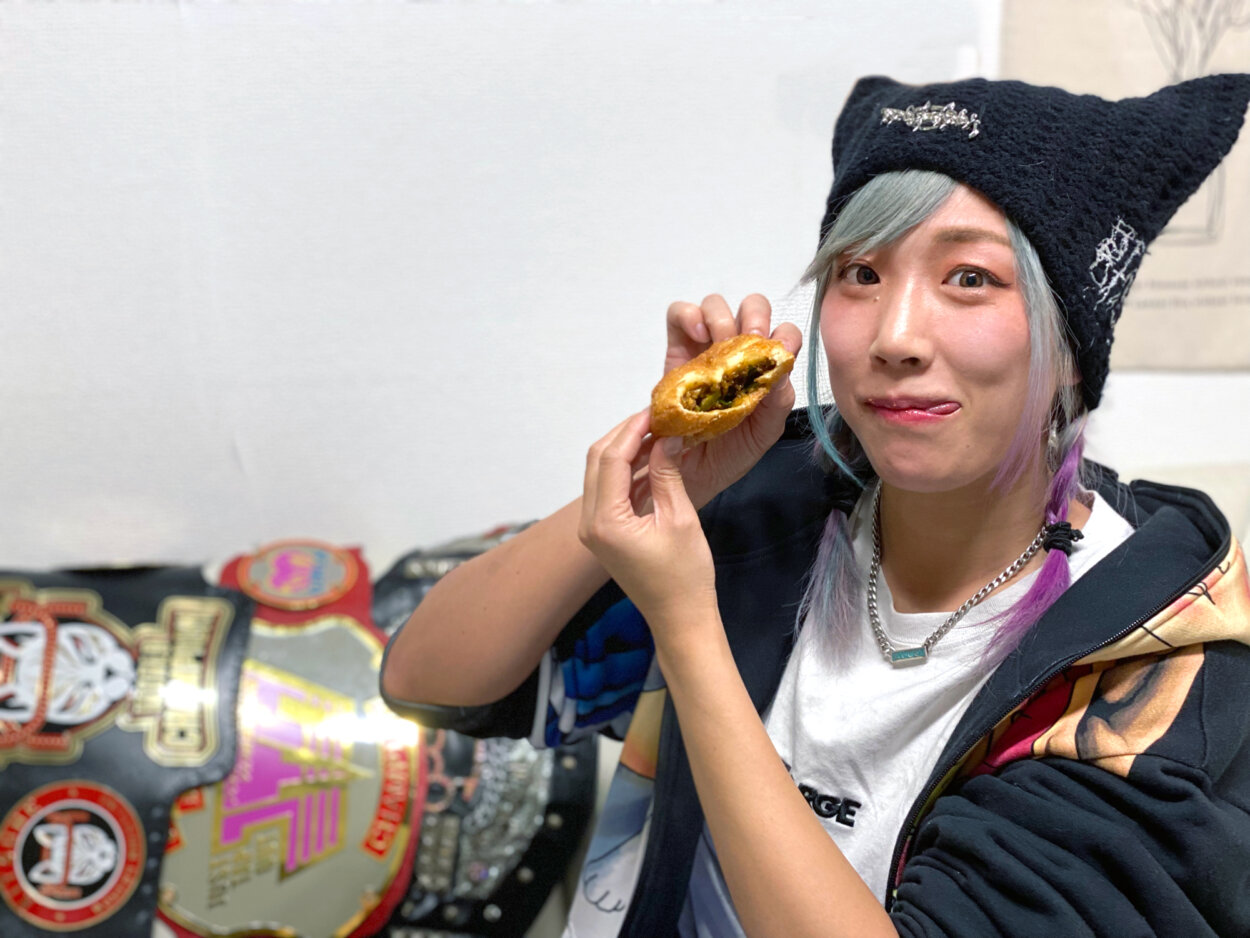 「差し入れにピッタリ！」女子プロレスラー、ウナギ・サヤカが名古屋発の「台湾カレーパン」を査定してやるよ