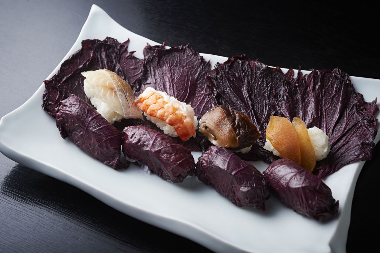 『鮨 笹屋』さん提供の写真にて「しそ兵衛鮨」の中身をご紹介。左から、〆小鯛、蒸しエビ、しいたけ、奈良漬け