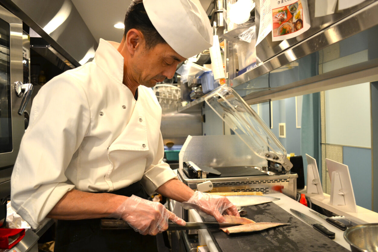 「最高の仕上がりのためには最高の鮮度が大事です」と高橋さん。さばく、骨を抜くのも、すべて「スピード命」！