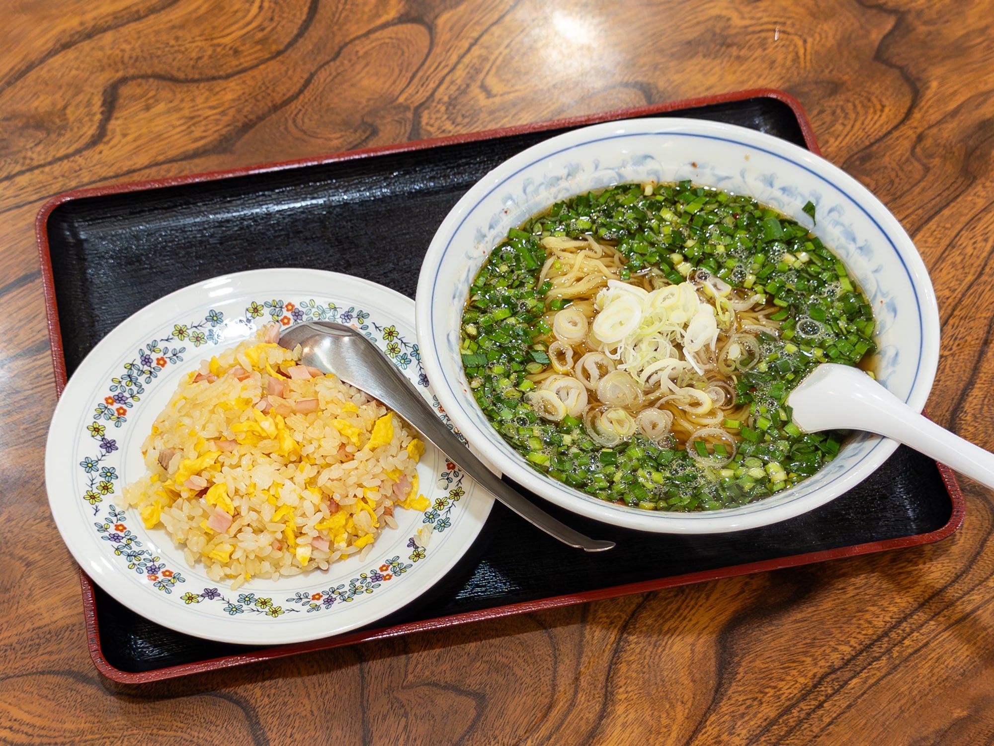 ザ・昭和の町中華の絶品「ニラソバ」と夏場に恋しくなる「冷やしカレー