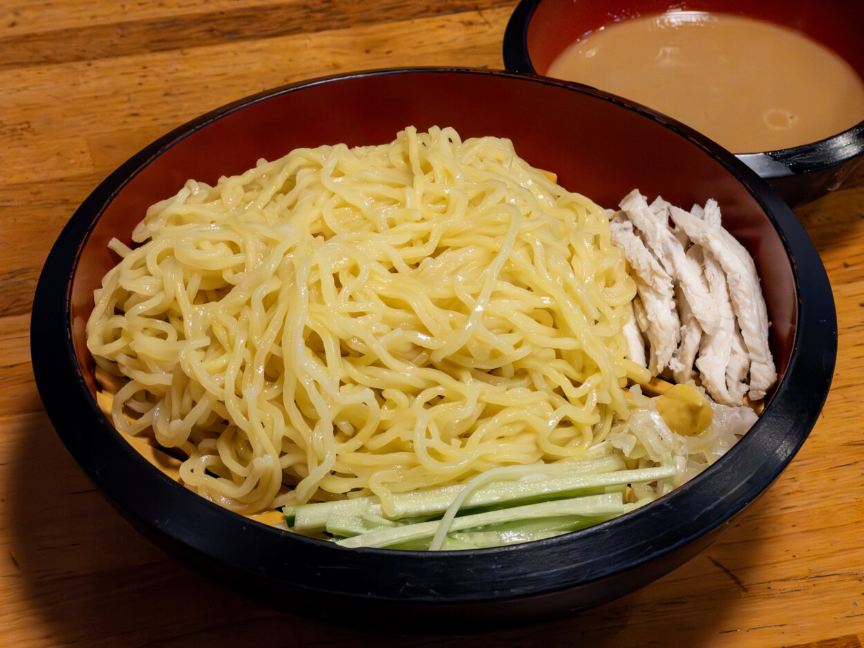 「ゴマだれ冷やしつけ麺」。キュウリとバンバンジーも旨い