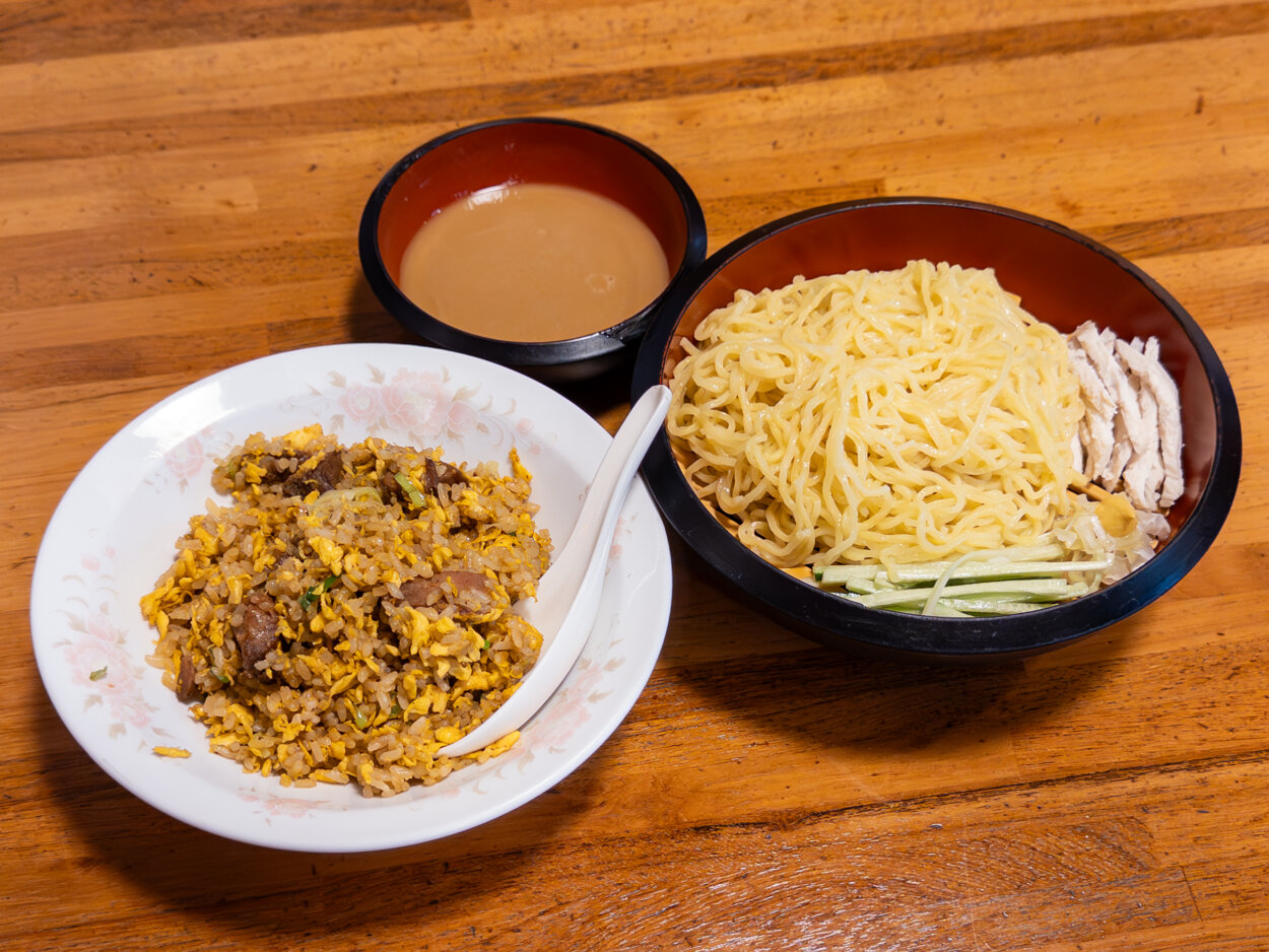 ボリューム満点の「ゴロゴロ叉焼チャーハンとゴマだれ冷やしつけ麺」（1320円）