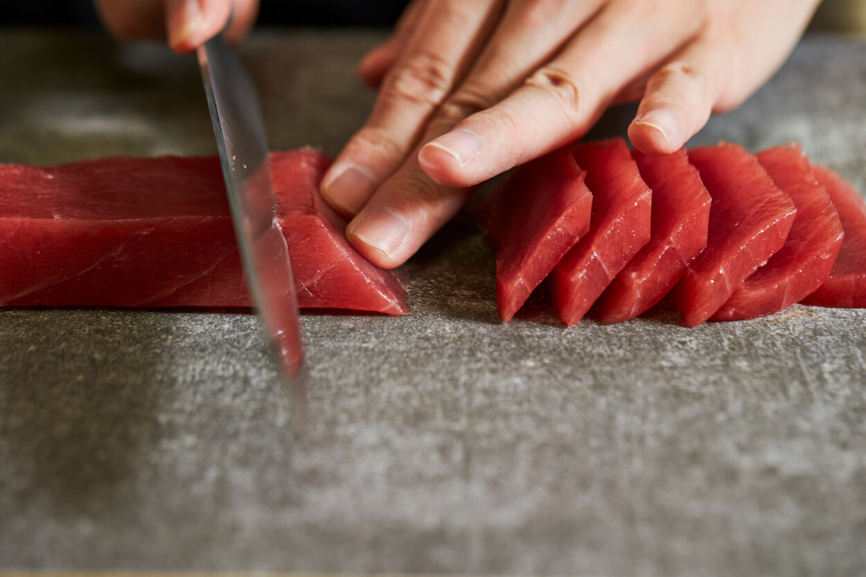 マグロを切る職人