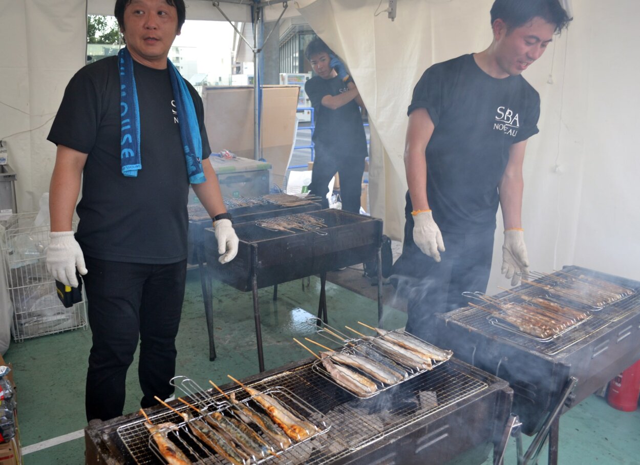 暑さに負けず、JALUX社員のみなさんが、サバヌーヴォーを丹精込めて焼き上げる