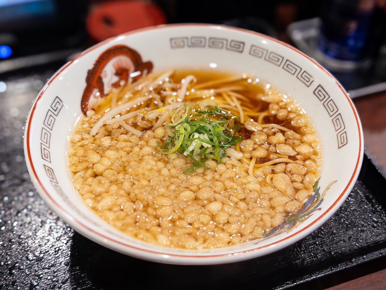 「半ラーメン」。サイドメニューは「から揚げ」（2個300円）や「餃子」（3個200円）もある