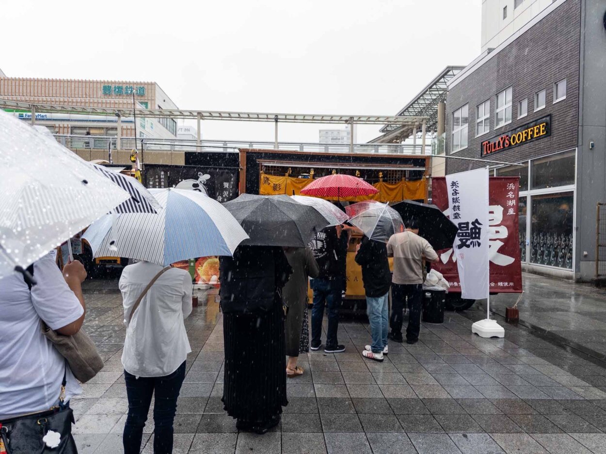 『鷹影』前の行列。雨の中、1時間以上も待つのは辛かった……