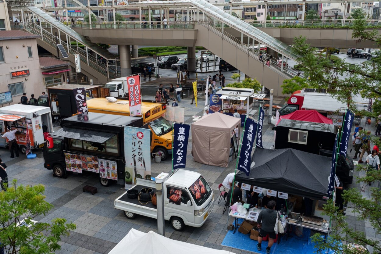 キッチンカーの出店が多く、「うなぎチーズバーガー」や「うなぎ天むす」、「うなぎ焼きそば」などを提供している店もあった