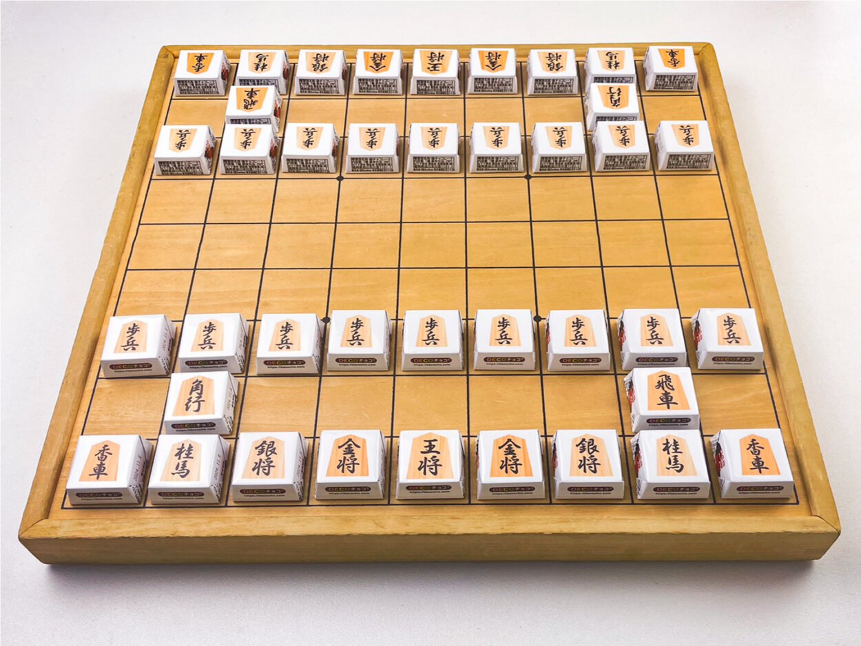 将棋駒デザインの「チロルチョコ」が発売！　「成駒」も含め全駒揃えれば対局も可能な「遊べるDECOチョコシリーズ」第2弾