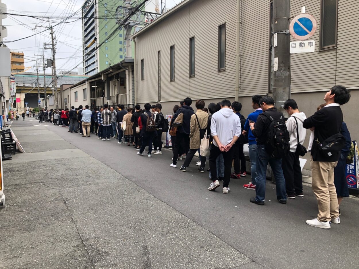 行列ラーメン店『⼈類みな麺類』が京都・河原町に進出！　年内に行くと、じゃんけんで勝ったらラーメンが半額になるぞ