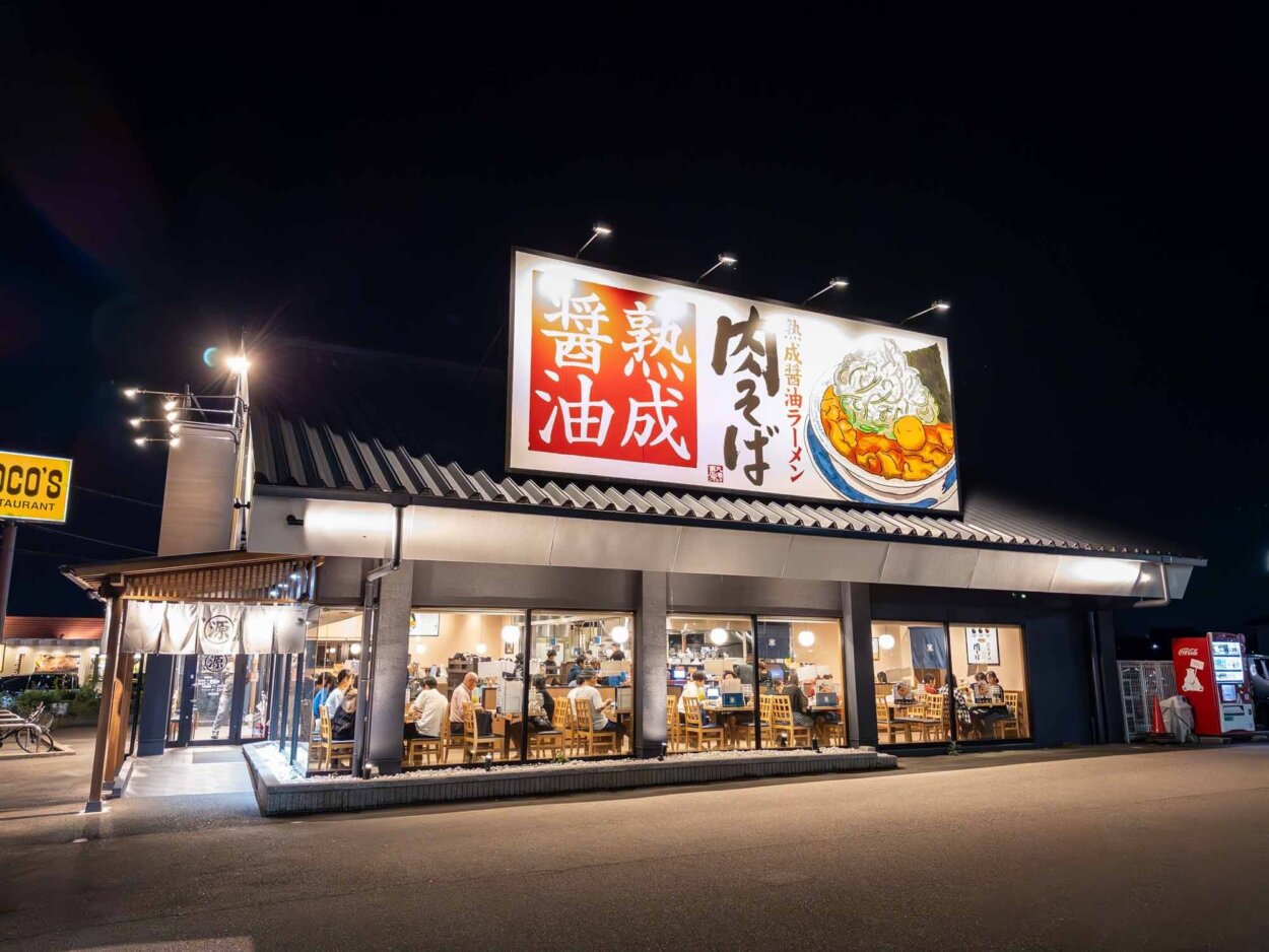 筆者の自宅近くにある『丸源ラーメン』岩倉店。交通量の多い県道沿いにあり、広々とした駐車場も完備している