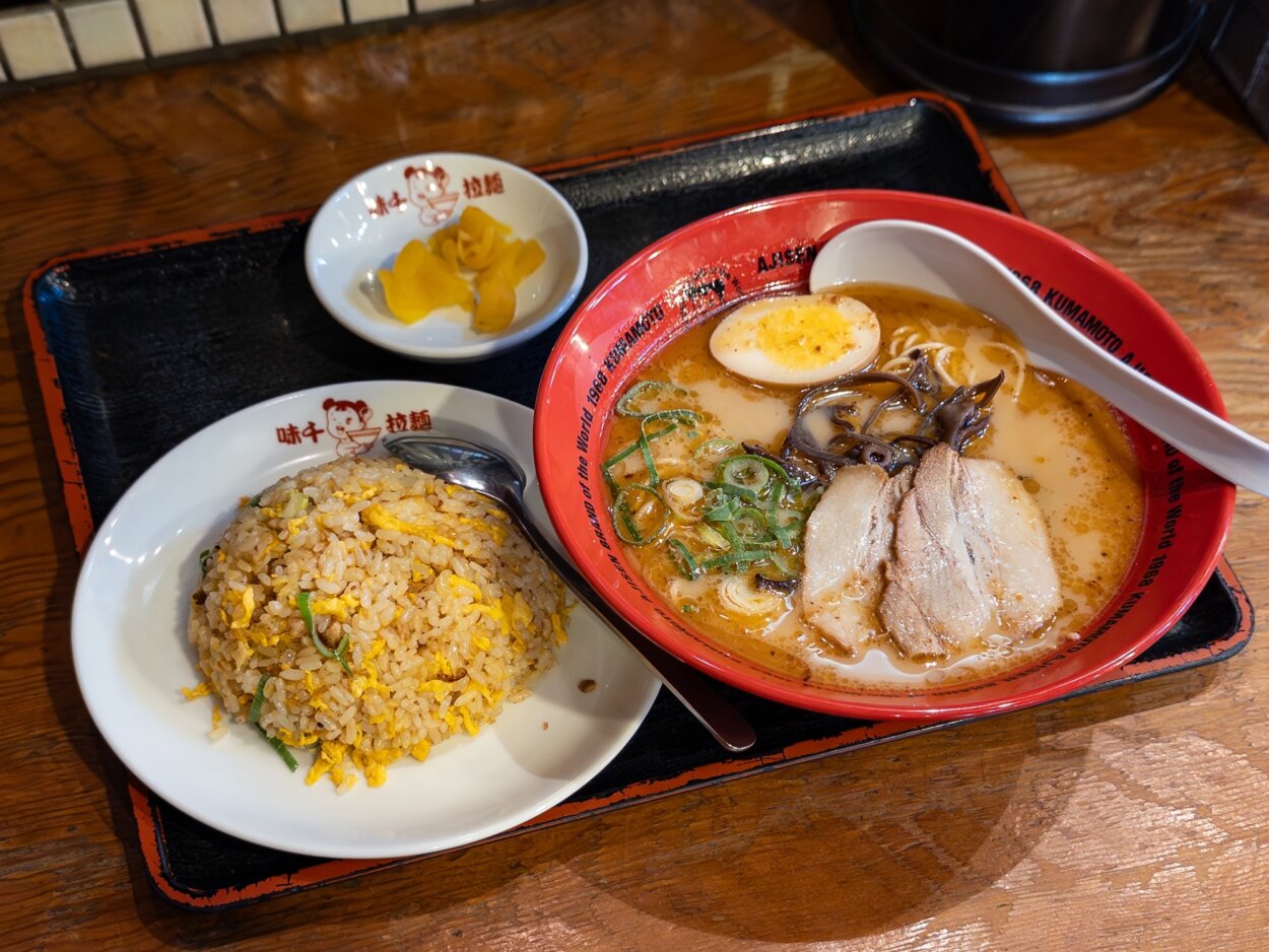 ボリューム満点の「味千ラーメン」（800円）＋「半チャーハンセット」（320円）