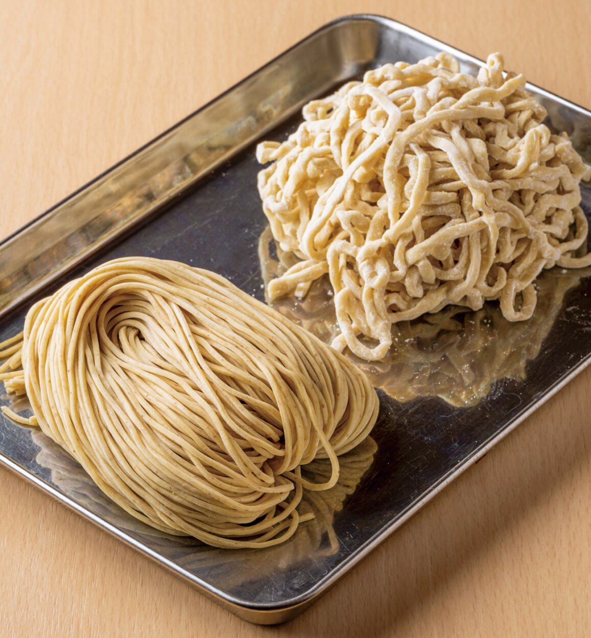 麺は全粒粉入りの細麺ともち姫入りの手揉み麺（+30円）の2種類から選択することができる