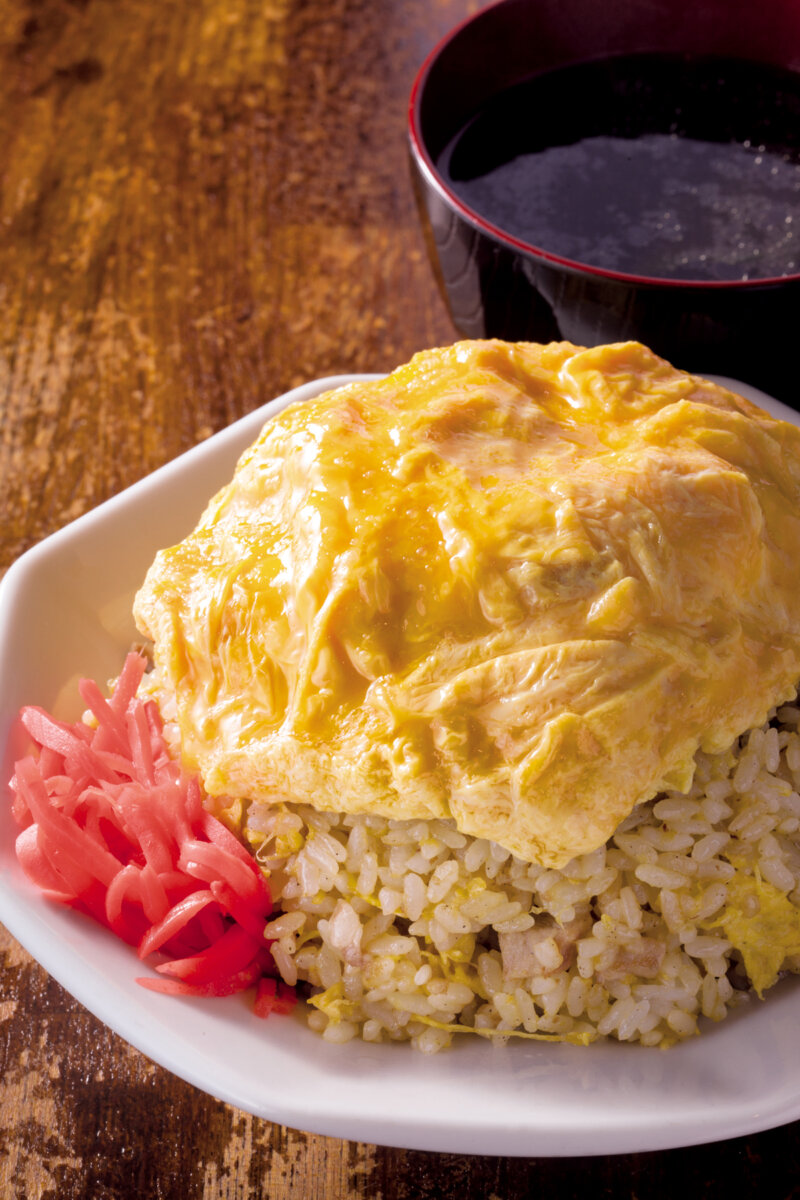 オムチャーハン」のインパクト大！ 醤油ベースの味付けが後を引く