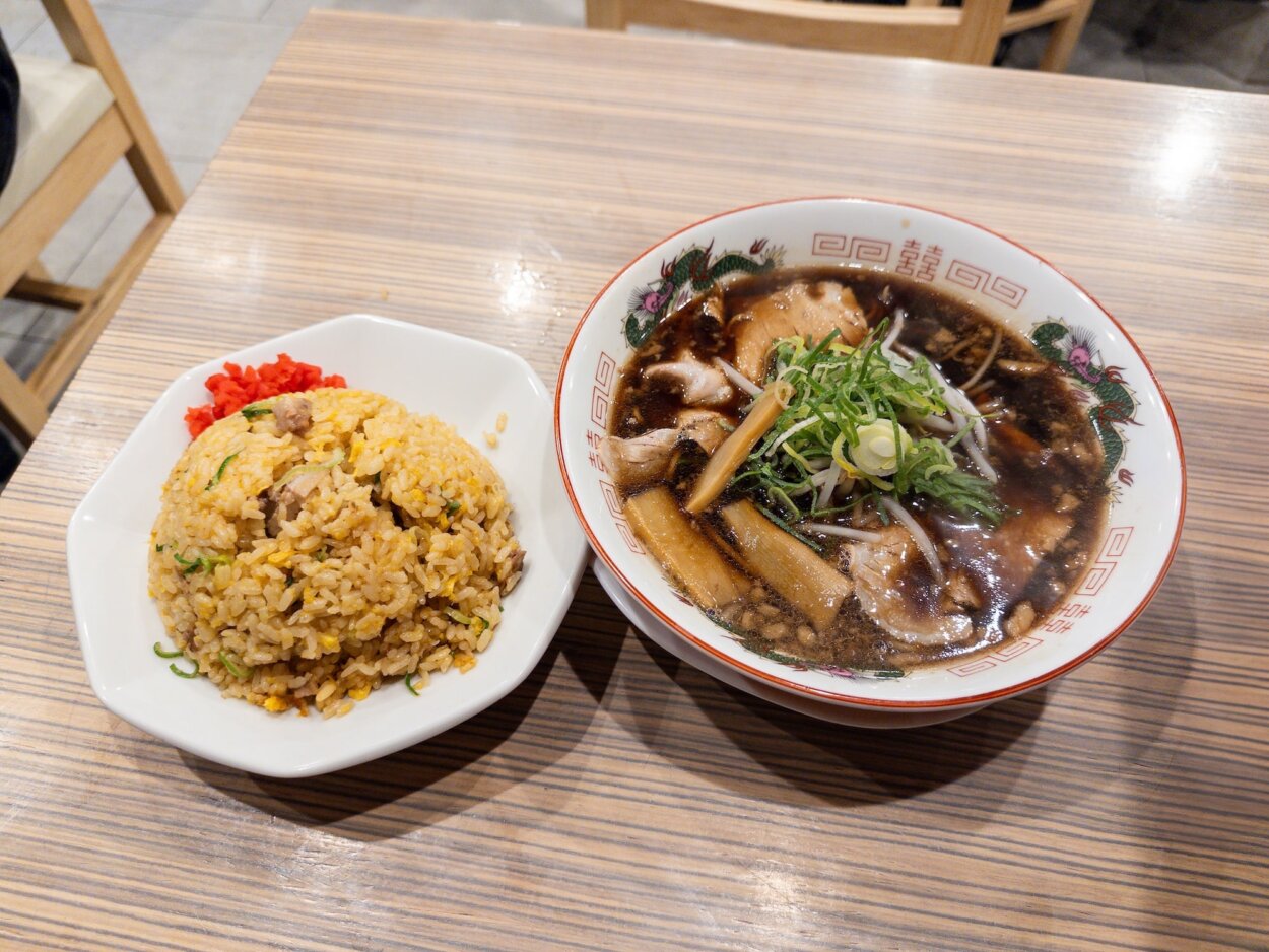 「醤油ラーメン・黒」（990円）と無料の「チャーハン」。いずれも並盛だが、かなりのボリューム